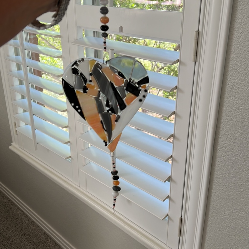 Cut glass beaded hanging heart! Black, white and peach colors. 🖤